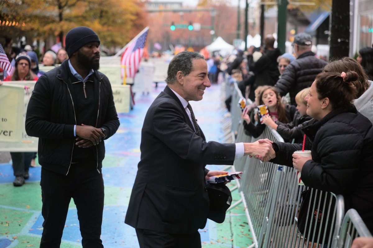 jamie_raskin's tweet image. Always heart-warming to kick off the holiday season at the joyful Montgomery County Thanksgiving Parade in downtown Silver Spring. Thanks to all our true-blue friends and so many wonderful Democracy Summer alumni who joined us for the festivities!