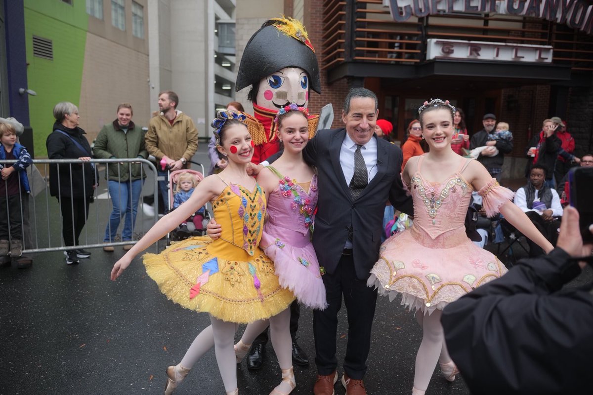 jamie_raskin's tweet image. Always heart-warming to kick off the holiday season at the joyful Montgomery County Thanksgiving Parade in downtown Silver Spring. Thanks to all our true-blue friends and so many wonderful Democracy Summer alumni who joined us for the festivities!