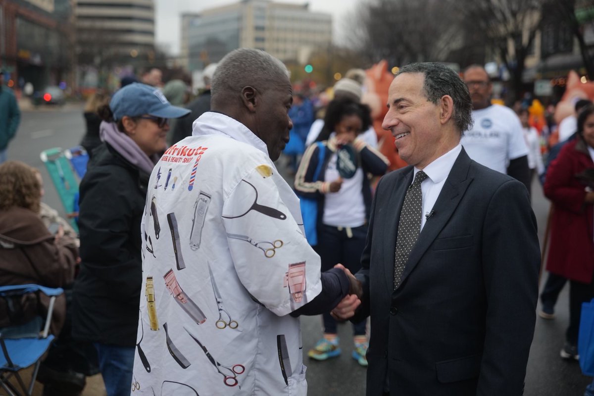jamie_raskin's tweet image. Always heart-warming to kick off the holiday season at the joyful Montgomery County Thanksgiving Parade in downtown Silver Spring. Thanks to all our true-blue friends and so many wonderful Democracy Summer alumni who joined us for the festivities!