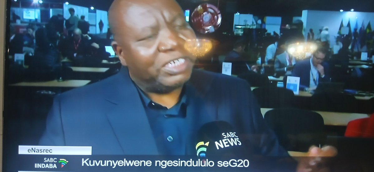 MLANDO60870174's tweet image. This clown, who calls himself the SABC EDITOR,Mzwandile Mbeje, forced the channel to come back to him so that he could praise Ramaphosa and the nonsensical G20 ,what a circus,i wonder if this man does have qualifications for being the news editor