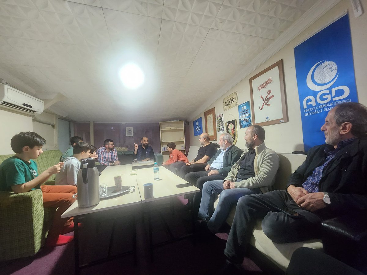 agdbeyoglu1's tweet image. Millî Gençlik Sohbetleri kapsamında, “İslam Düşünce ve Anlayışı” konulu program, Öğr. Gör. Ersin Başaran tarafından ilçe merkezimizde gerçekleştiriliyor.