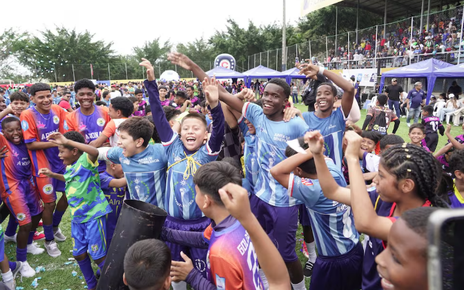 eluniversocom's tweet photo. #Interbarrial de Fútbol EL UNIVERSO 2025 se inauguró con más de 9.000 jugadores inscritos https://t.co/HHYjEkPnVq https://t.co/3iaHcPyUYc