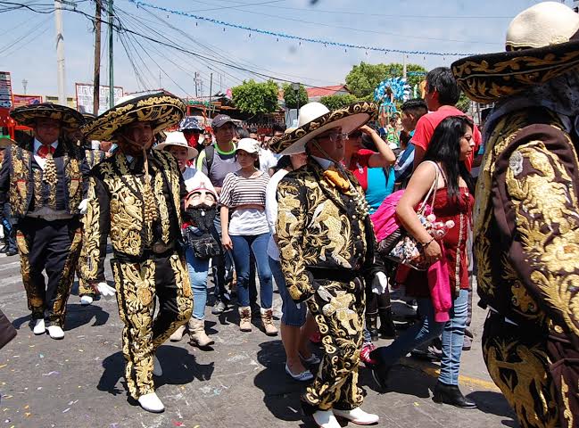 Hijos de su puta madre!!!
No conformes con las marchas que se hacen por la ineptitud del gobierno y el enojo del pueblo hacia sus corruptos gobernarnantes
En Iztapalapa cierran las vías por sus carnavales de mierda 
¡Chinguen a su madre con todo y sus santitos!
#CDMX #Iztapalapa