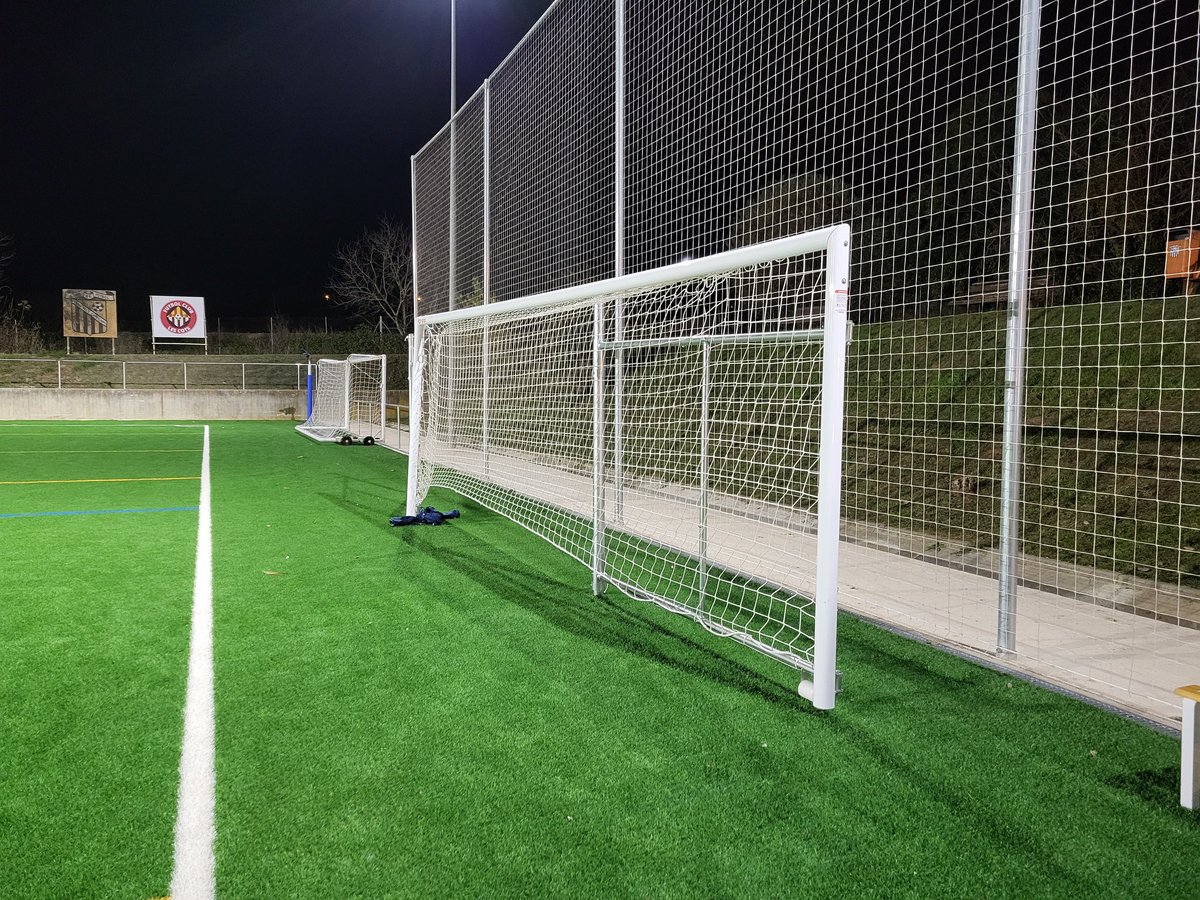 La reforma incorpora nous sistemes de reg i drenatge amb reutilització d’aigua, barana perimetral, porteries, banquetes, ancoratges per a rugbi, 8 torres d’il·luminació i vestidors renovats 🌱💧