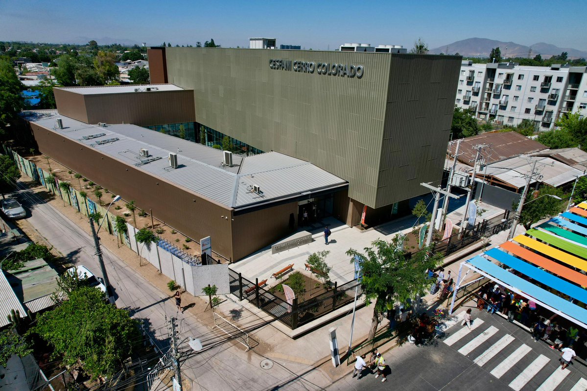 Orrego's tweet image. En tiempos de desconfianza hay solo una receta para combatirla. Escuchar, comprometer, buscar aliados y cumplir. Este CESFAM era un anhelo histórico de la comunidad y hoy junto a @cn_castro podemos decir a todo #Renca. Cumplimos!