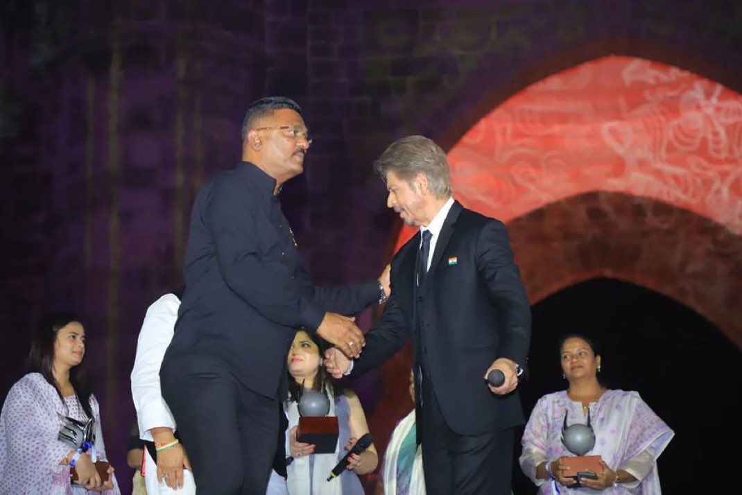 Snapshot: Shah Rukh Khan on stage for the Global Peace Honors 2025

#ShahRukhKhan <a href="/iamsrk/">Shah Rukh Khan</a> #SRK #GlobalPeaceHonours