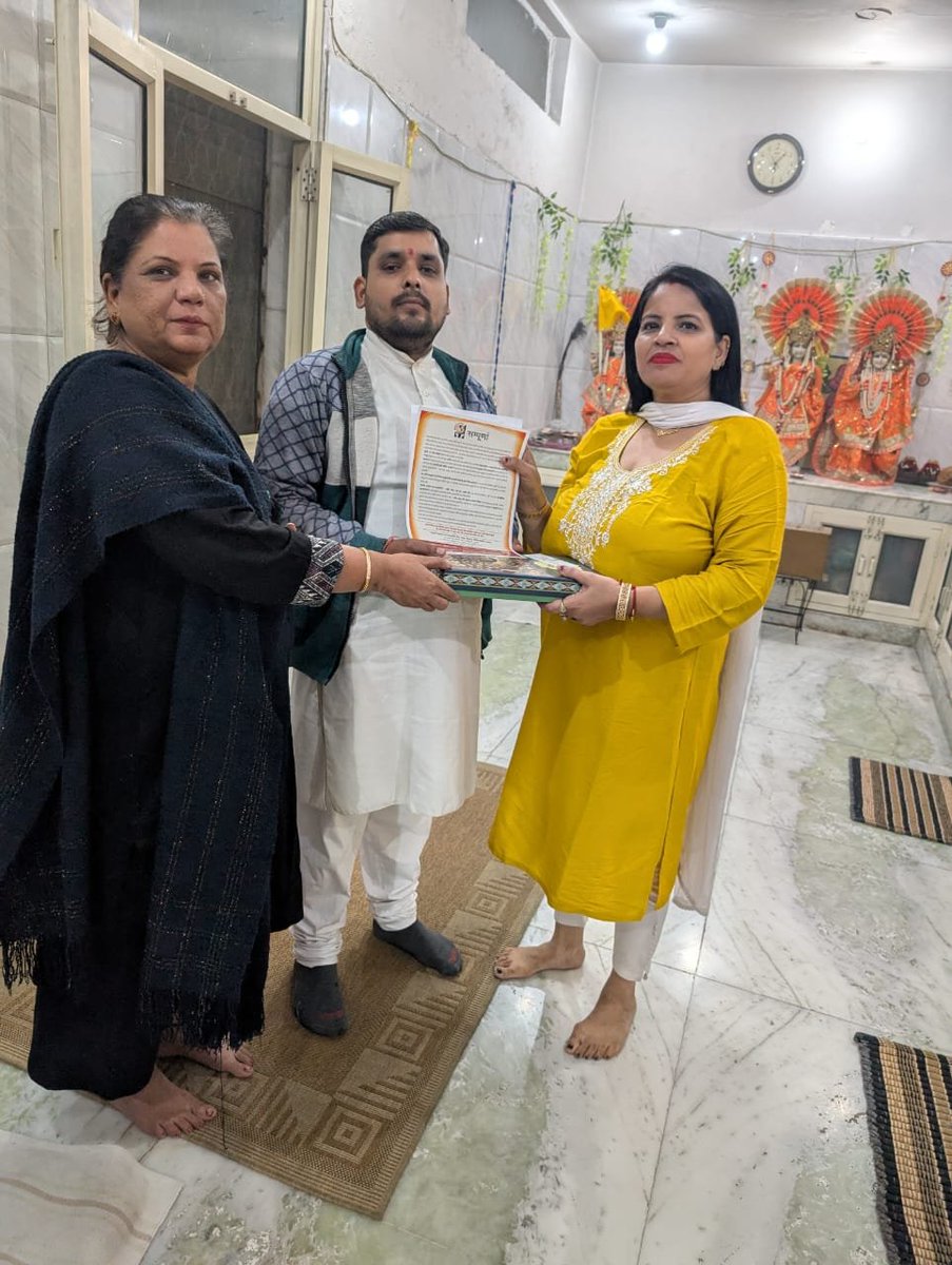 ngo_sampurna's tweet image. 🙏💙 #BhagwanKiPoshak
मंदिरों के पुजारियों से अनुरोध — भगवान की पुरानी पोशाकें फेंकें नहीं, संपूर्णा को दान करें 🌸🙏
♻️✨ हम इन्हें अपसाइक्लिंग कर नई उपयोगी वस्तुओं में बदलते हैं, भक्ति की गरिमा बनाए रखते हुए 🌍💚
#Sampurnakesang #EcoFriendly 
@Gupta_vijender 
@Gupta_Naveen22