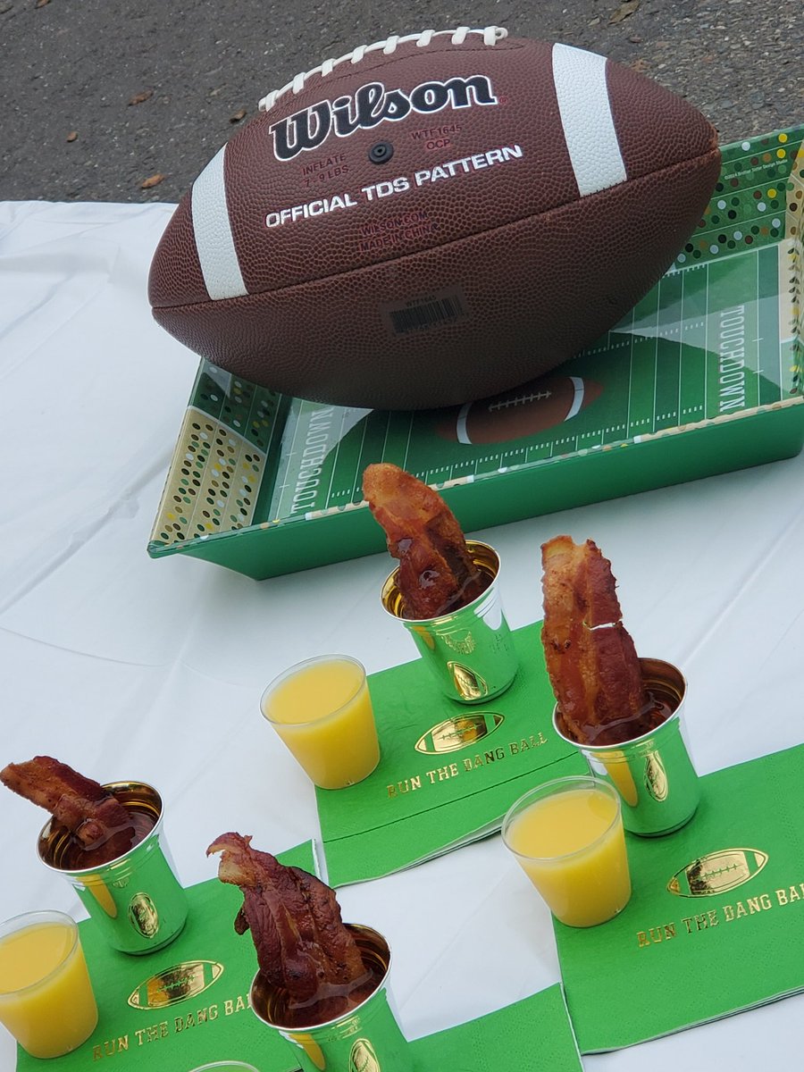 Shestek's tweet image. Let the tailgate begin. Hornet Nation is on the campus UC Davis #StingersUp #GoHornets #BeatDavis 🏈 Let&apos;s go @SacHornetsFB