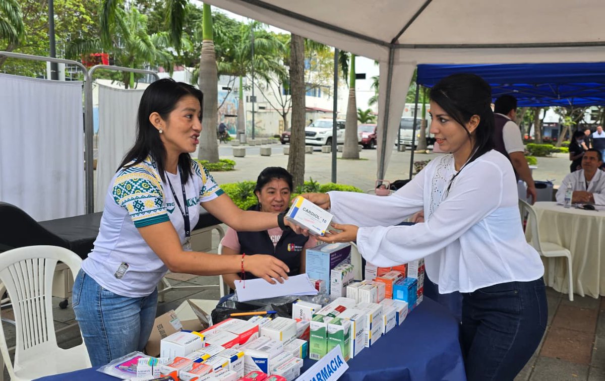 IESS_Manabi's tweet photo. #IESSnoPara | En el parque Las Vegas, Portoviejo, se realizó la quinta #BrigadaIntegral con los servicios:

🏥Medicina familiar, general, odontología, Seguro Social Campesino, entrega de medicamentos
✅Promoción de salud
👥Asesoría, afiliación y más

¡@IESSec cuida de ti! https://t.co/Mj4vIjz8bx