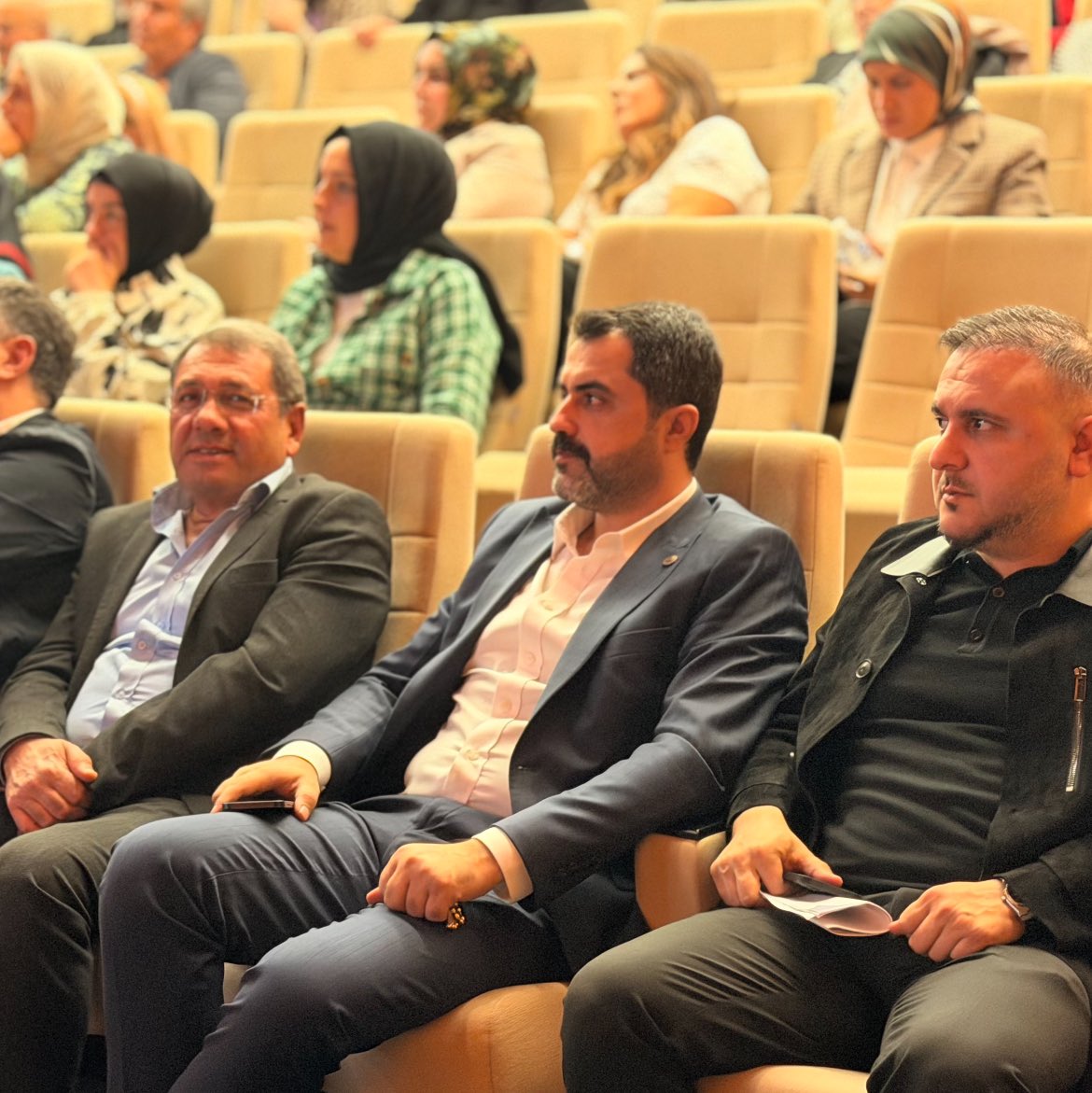 Biz Büyük Bir Aileyiz 🇹🇷

Ataşehir, yalnızca bir ilçe değil, farklı kökenlerden, kültürlerden ve geçmişlerden gelen 572.000 bireyin ortak paydada buluştuğu, güçlü bir dayanışma ve birlikteliğin simgesidir. AK Parti’nin Ataşehir’deki vizyonu, burada başlar: Her bireyin