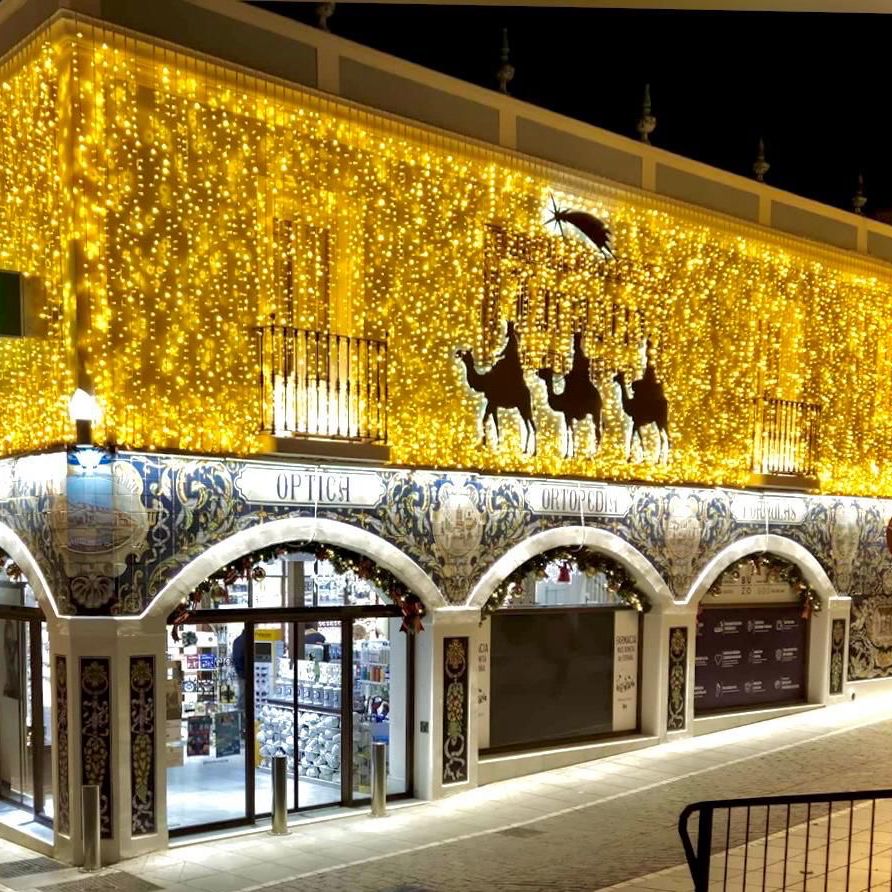 isedex's tweet photo. 🎄 La Navidad ha llegado a Zafra 🎄

Y lo ha hecho de la mano de Melchor, Gaspar y Baltasar, que lucen espectaculares en la fachada de la Farmacia Buzo, reconocida como la farmacia más bonita de España.
¡Un rincón mágico que ya está listo para contagiar espíritu navideño! https://t.co/gTHj4xYKaV