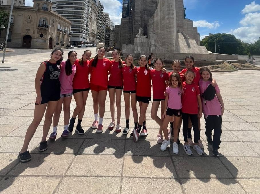 🏀 INTERMEDIAS FEMENINO - U13
Las pibas cayeron ante @cspboliveros por 64 a 61 en el primer partido del cuadrangular final de las intermedias "B" de la <a href="/arbbok/">ARBBOK</a>. 
A las 19:00 Hs se enfrentará a @basquetclubger.
¡VAMOS LAS PIBAS!
🇦🇹🇦🇹🇦🇹🇦🇹🇦🇹🇦🇹
#ElrojodeMaciel 
#SomosMaciel