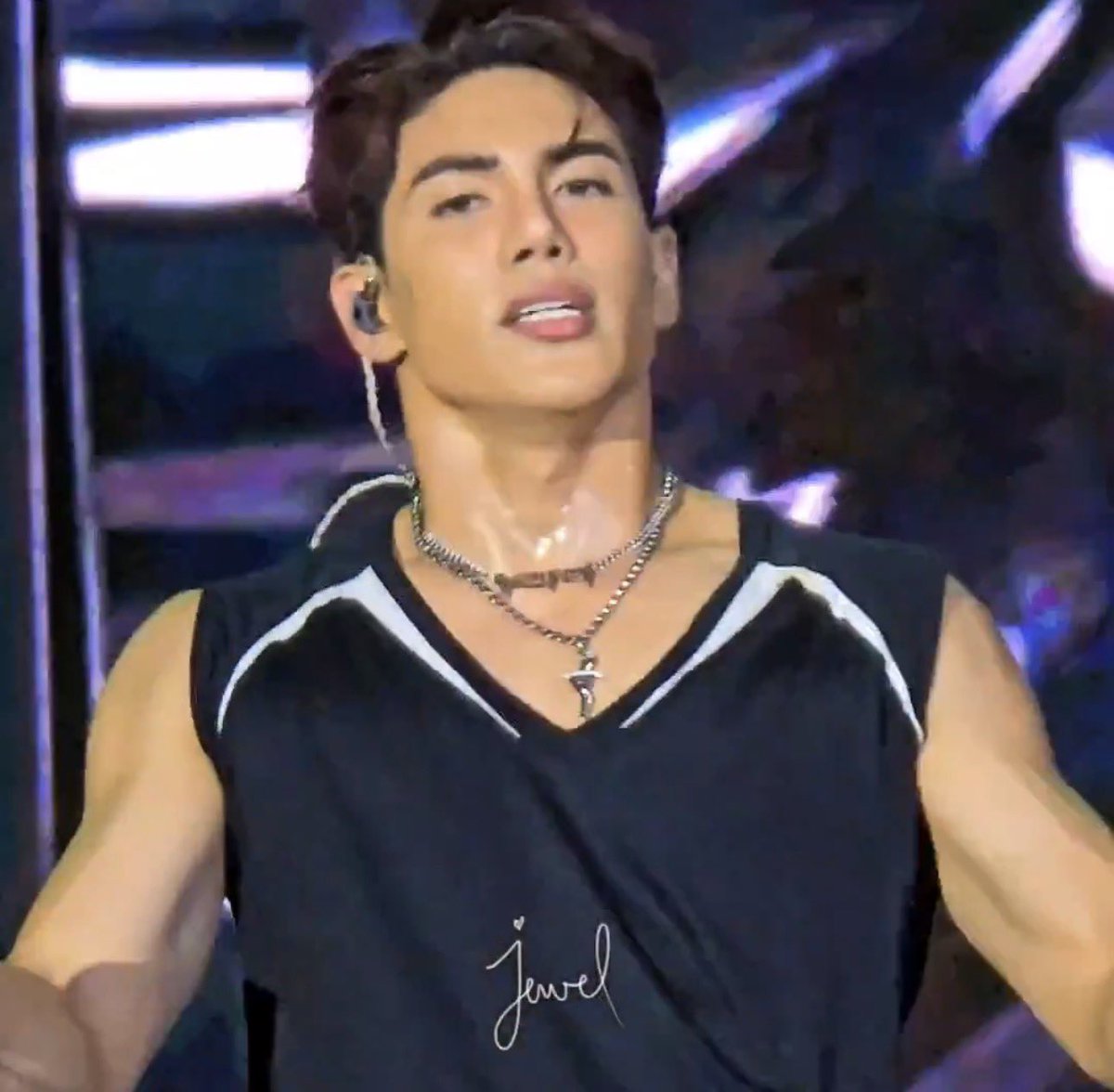 ___eykey's tweet photo. NAGPALIT NG NECKLACE BECAUSE????? https://t.co/9GLwh9azQV
