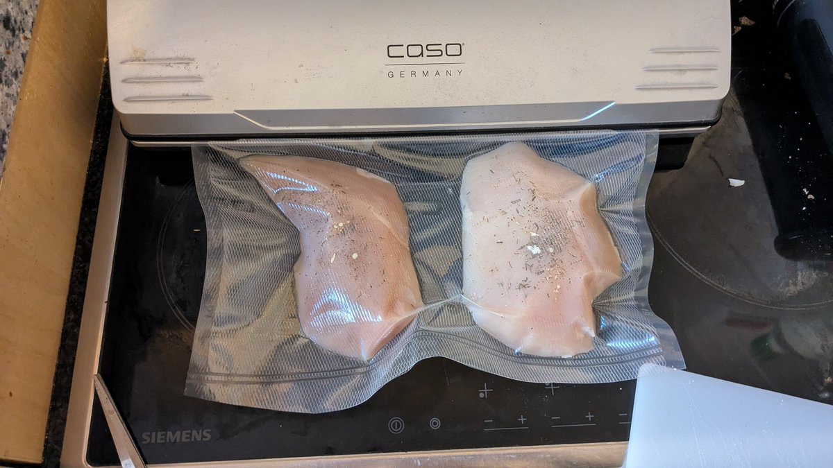 rubberduckweb's tweet image. sous-vide gegarte Hühnerbrust, mit BBQ-Sauce glasiert, Krautsalat