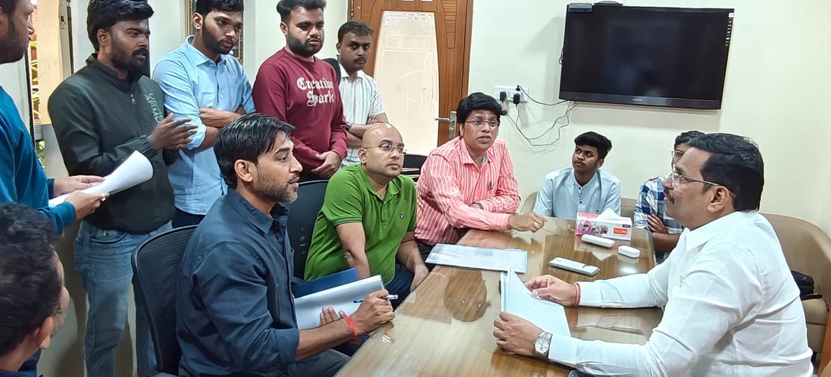 FITEMaharashtra's tweet image. Today we had meet with hon MLA chinchwad @iShankarJagtap ji regarding #TCSlayoffs , #FresherS job scam &amp;amp; IT employees pending salaries at Data tech labs &amp;amp; likewise companies.
He has assured us to setup meeting with hon Labour minister @advakash so as to address IT sector job…