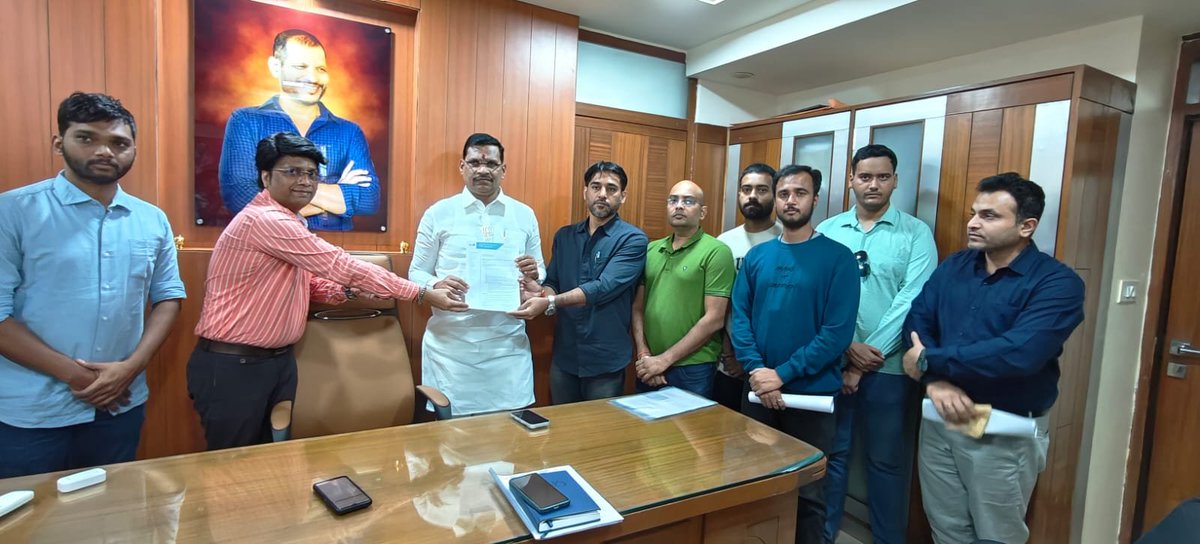FITEMaharashtra's tweet image. Today we had meet with hon MLA chinchwad @iShankarJagtap ji regarding #TCSlayoffs , #FresherS job scam &amp;amp; IT employees pending salaries at Data tech labs &amp;amp; likewise companies.
He has assured us to setup meeting with hon Labour minister @advakash so as to address IT sector job…