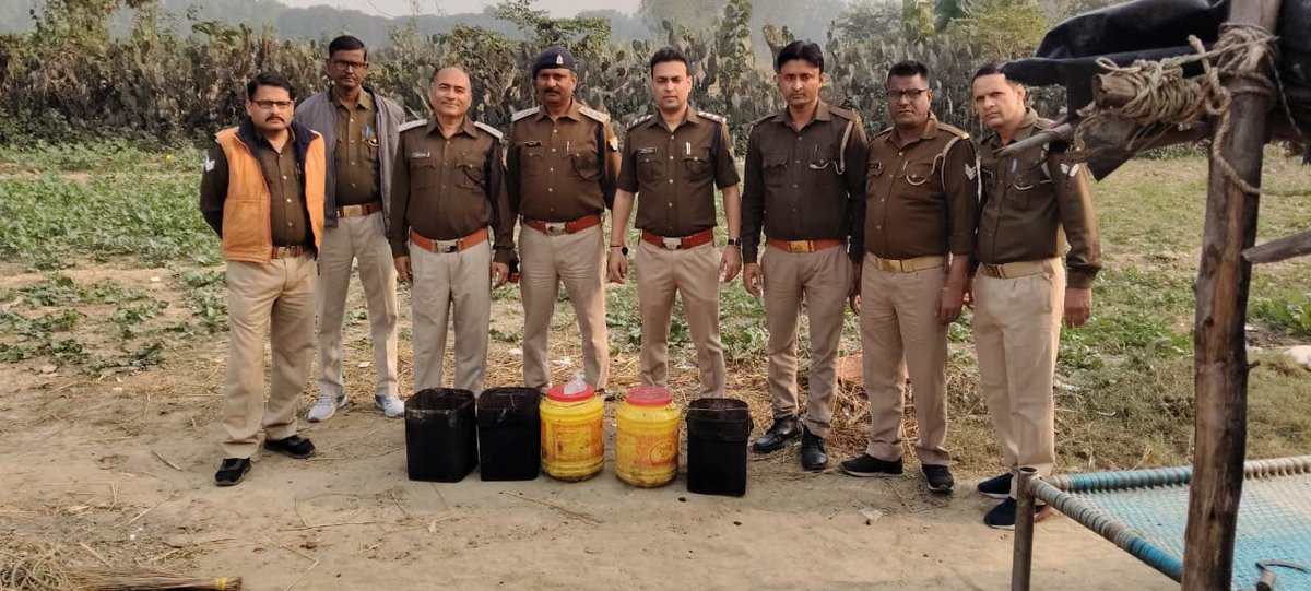 upexcise's tweet image. ▪️बदायूं-आबकारी टीम ने तहसील दातागंज के ग्राम कंचनपुर में व्यापक छापेमारी की।
▪️तलाशी में 30 लीटर अवैध कच्ची शराब बरामद हुई।
▪️मौके पर 100 किलोग्राम लहन नष्ट किया गया। @UPGovt @nitinagarwal_n
@ChiefSecyUP @UPCane @InfoDeptUP @Uppolice @dm_budaun