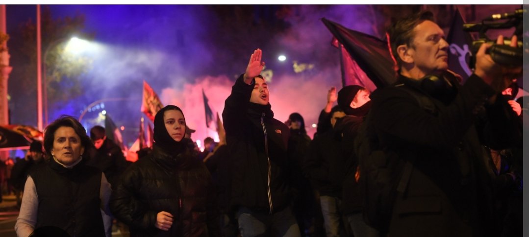 johnsixx256's tweet image. Soy de Madrid, y lo que está ocurriendo ya no es una simple deriva: es un hedor reaccionario que recuerda demasiado a los peores capítulos del siglo XX. Ver desfilar a grupos de extrema derecha con antorchas, lanzando amenazas y pavoneándose como si la calle les perteneciera es…