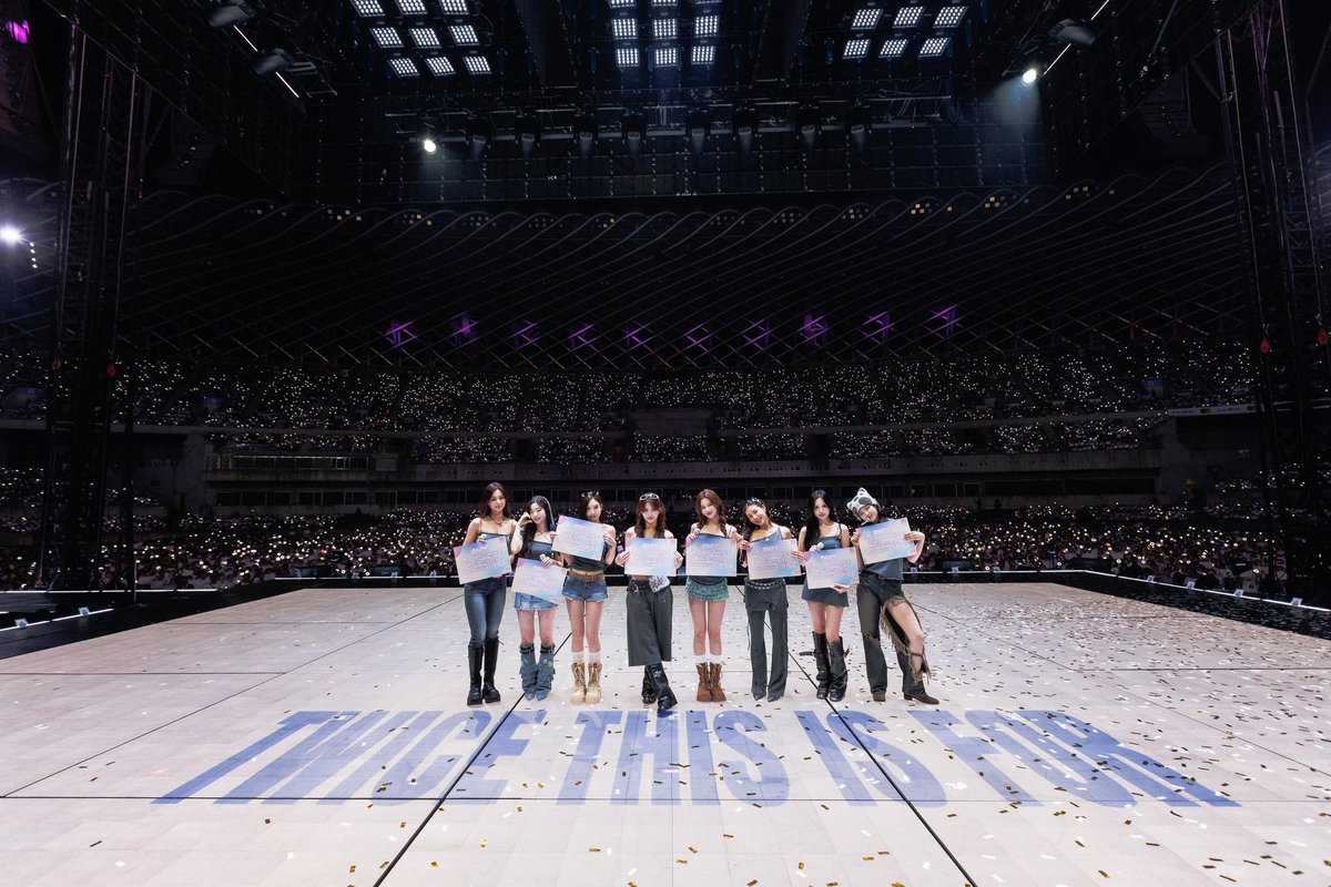 hotgirlsana's tweet image. girl there&apos;s like 3 people missing