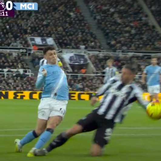 TouchlineX's tweet photo. 📸 - THE BALL WAS NOT EVEN BEING TOUCHED, ONLY PHIL FODEN'S FOOT WAS HIT!

HERE YOU HAVE CLEAR EVIDENCE, THIS SHOULD BE A PENALTY! https://t.co/gUh45HWEHe