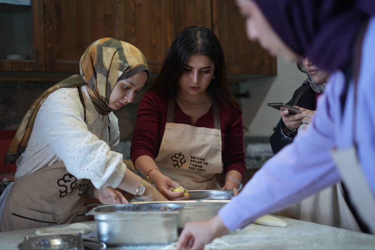 gencmeram's tweet photo. 🍽️ Tadımda Hikâye serimizin ilk bölümü; Tandır Böreği Atölyesi etkinliğimizde, Konyamızın geleneksel lezzetlerinden olan Tandır Böreğinin yapımını deneyimledik ve sonrasında tadımını yaptık.

Atölyemize katkılarından dolayı Meram Şehir ve Yaşam Kültürü Müzesine teşekkür ederiz. https://t.co/29WZW9oPWX