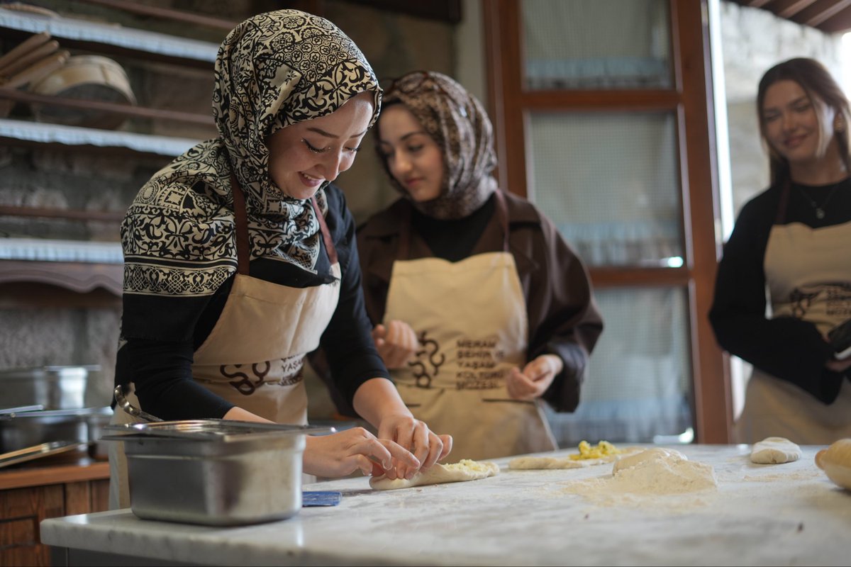 gencmeram's tweet photo. 🍽️ Tadımda Hikâye serimizin ilk bölümü; Tandır Böreği Atölyesi etkinliğimizde, Konyamızın geleneksel lezzetlerinden olan Tandır Böreğinin yapımını deneyimledik ve sonrasında tadımını yaptık.

Atölyemize katkılarından dolayı Meram Şehir ve Yaşam Kültürü Müzesine teşekkür ederiz. https://t.co/29WZW9oPWX