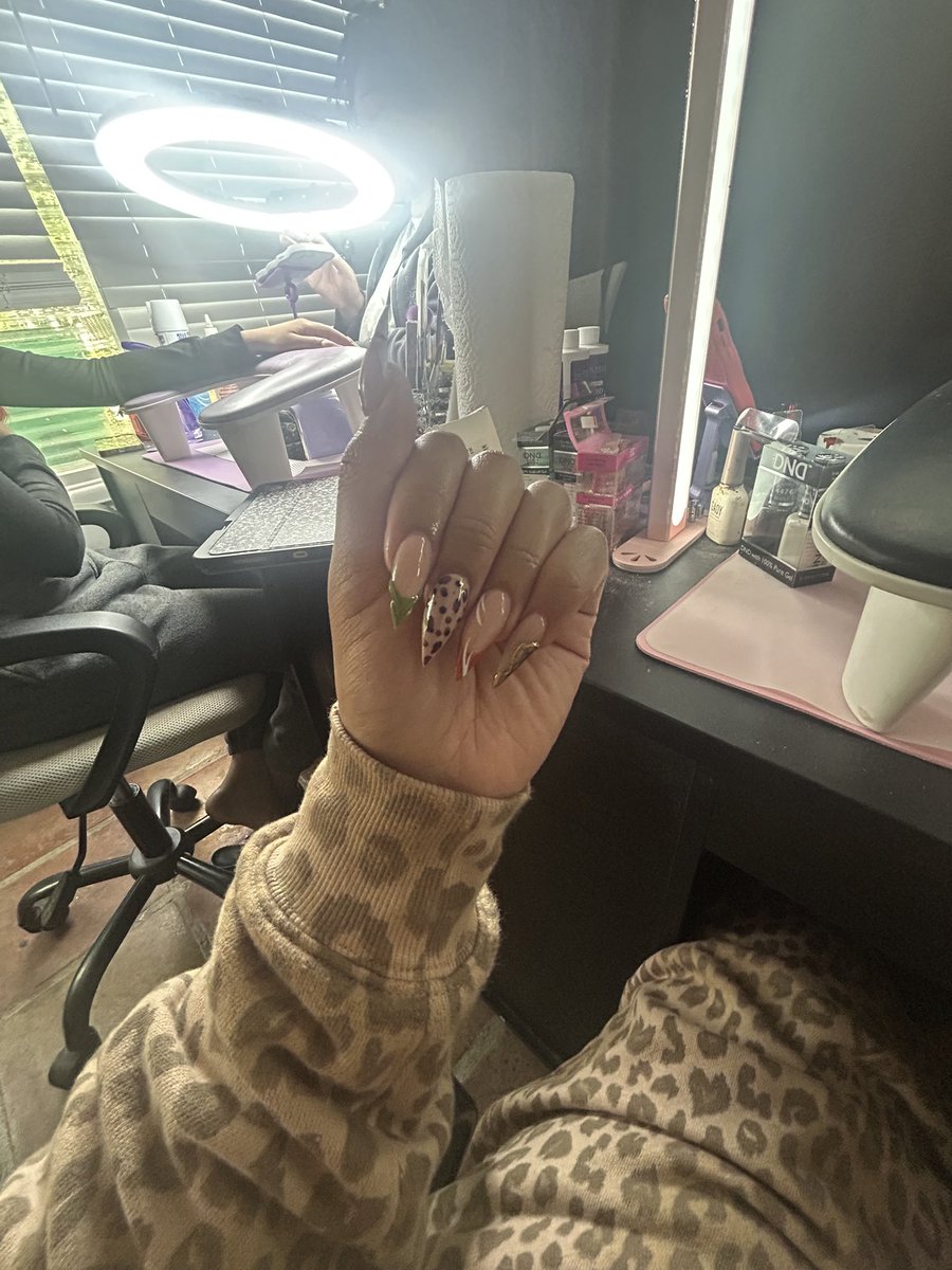 DIVATHECREATOR's tweet photo. I love getting my nails done. A feeling a nigga can’t give 😫 https://t.co/6miFx26wN8