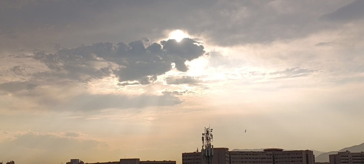 shirogitsunee's tweet photo. @lunasol187 And also through the clouds 🌤️ https://t.co/cZu9qxHhK4