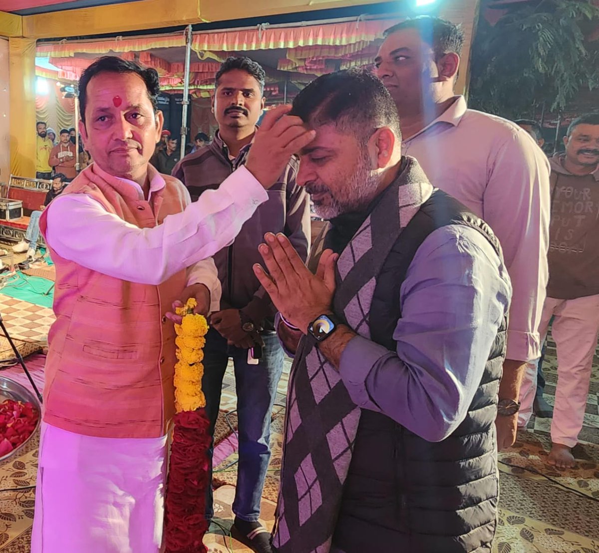 MLASanjaysinh's tweet image. આજ રોજ મહુધા વિધાનસભા મત વિસ્તારના વાસણા સિમ વિસ્તારમાં શ્રી વિનુભાઈ બબાભાઈ ના આમંત્રણ ને માન આપીને બીજ ના પાવન દિવસે અલખધણી શ્રી રામદેવજી મહારાજ ના પાઠ પ્રસંગે હાજર રહી દર્શન નો લાભ લીધો....