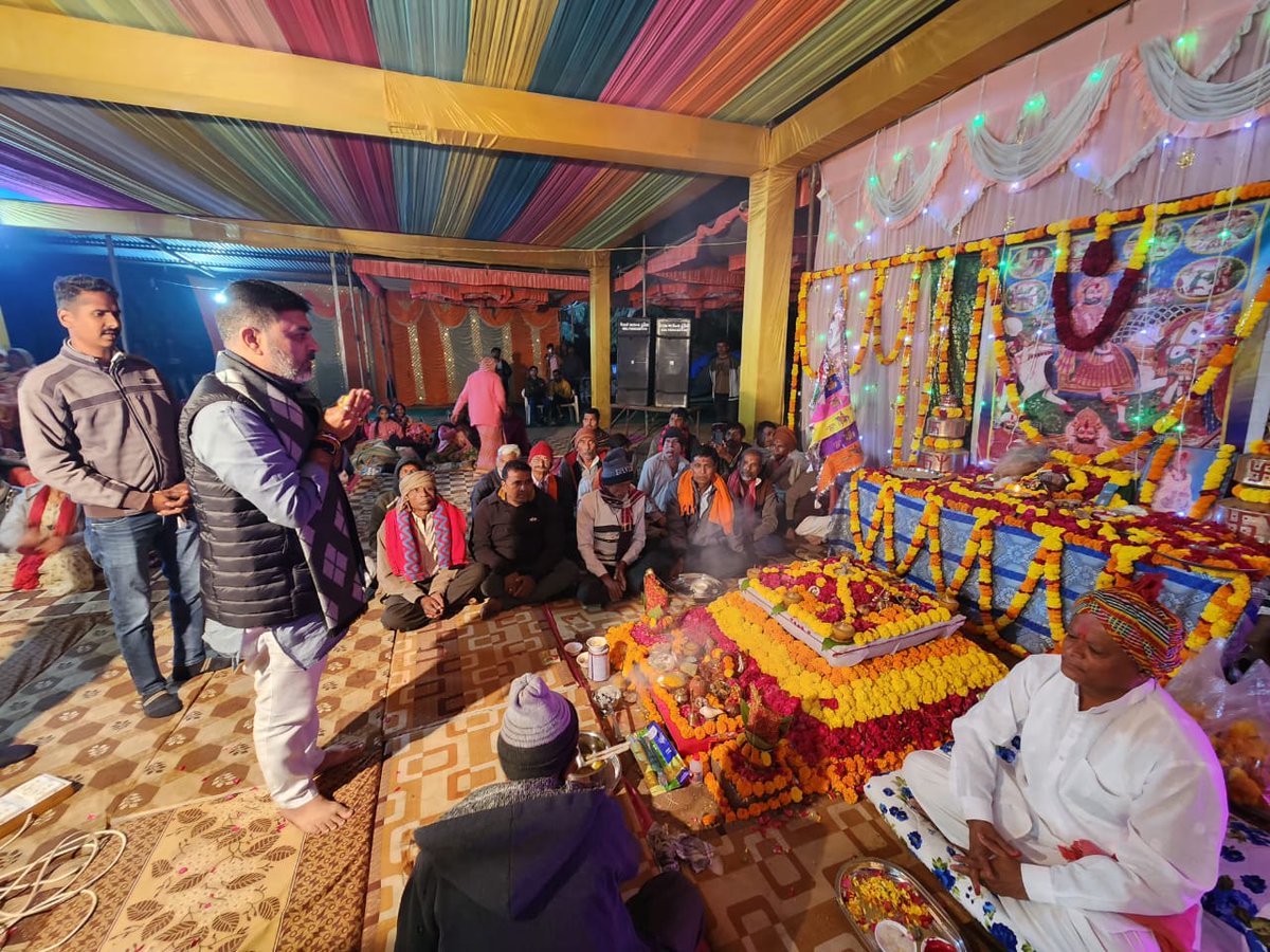 MLASanjaysinh's tweet image. આજ રોજ મહુધા વિધાનસભા મત વિસ્તારના વાસણા સિમ વિસ્તારમાં શ્રી વિનુભાઈ બબાભાઈ ના આમંત્રણ ને માન આપીને બીજ ના પાવન દિવસે અલખધણી શ્રી રામદેવજી મહારાજ ના પાઠ પ્રસંગે હાજર રહી દર્શન નો લાભ લીધો....