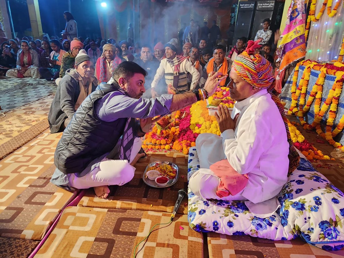 MLASanjaysinh's tweet image. આજ રોજ મહુધા વિધાનસભા મત વિસ્તારના વાસણા સિમ વિસ્તારમાં શ્રી વિનુભાઈ બબાભાઈ ના આમંત્રણ ને માન આપીને બીજ ના પાવન દિવસે અલખધણી શ્રી રામદેવજી મહારાજ ના પાઠ પ્રસંગે હાજર રહી દર્શન નો લાભ લીધો....