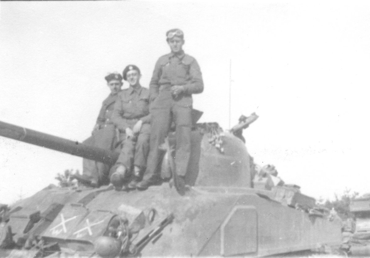 Have you ever wondered what it was actually like to land on the beaches of Normandy in 1944?

Ken Ward, a German Jew now fighting for Britain, landed with his squadron on Gold Beach on 7 June 1944, D-Day+1:
(🧵)