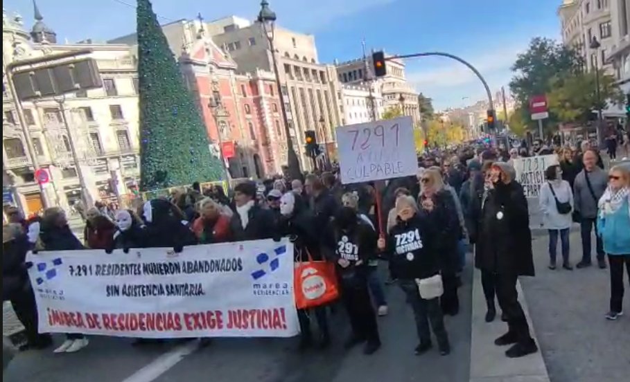 Esta mañana, junto a <a href="/MareaResidencia/">Marea de Residencias</a> hemos exigido justicia para las más de 7291 víctimas en las #Residencias por los protocolos de la vergüenza de la IDA, y dignidad para actuales usuarias/os por la forma indigna en la que el sistema madrileño les hacen vivir.
#Justicia7291