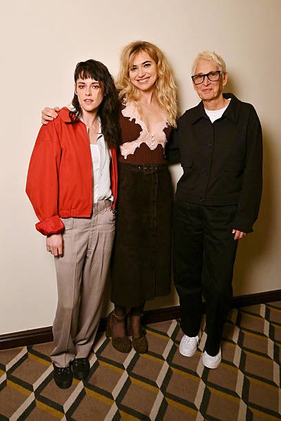 bellaxkristen's tweet image. Kristen with Imogen Poots, Brett Goldstein, Nathalie Emmanuel and Alex Lanipekun today!

Also at the special screening of The Chronology of Water in London: Seamus McGarvey, director of photography and Briony Hanson, British Council&apos;s Director of Film! 🧡