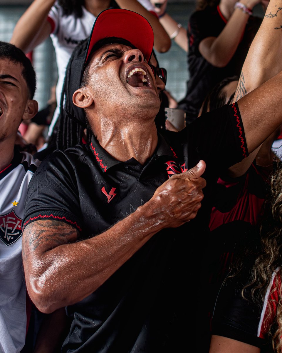 É POR VOCÊ, QUE EU CANTO ATÉ O FINAL!! 🔴⚫️🦁

📸: Victor Ferreira | EC Vitória

#PegaLeão #PorNossaHistória #JogaremosJuntos #Brasileirão2025
