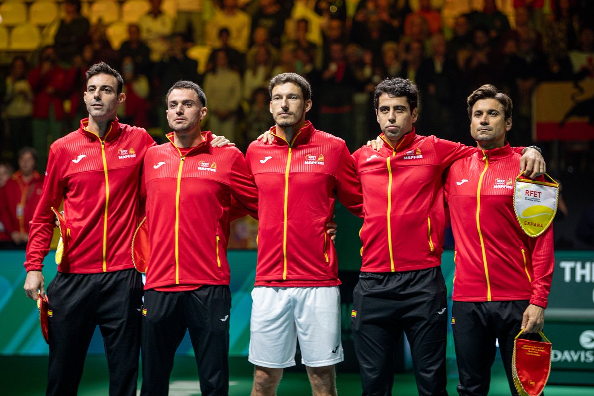 fermurciego's tweet image. ¡¡NO ES UN SUEÑO, ES REAL!!

👊 España aparta a Alemania y vuelve a la final de la @CopaDavis seis años después.

🇪🇸 Carreño d. 🇩🇪 Struff: 64 76
🇩🇪 Zverev d. 🇪🇸 Munar: 76 76
🇪🇸 Granollers/Pedro d. 🇩🇪 Krawietz/Puetz: 62 36 63

📌 Mañana, contra Italia, a por la séptima Ensaladera.