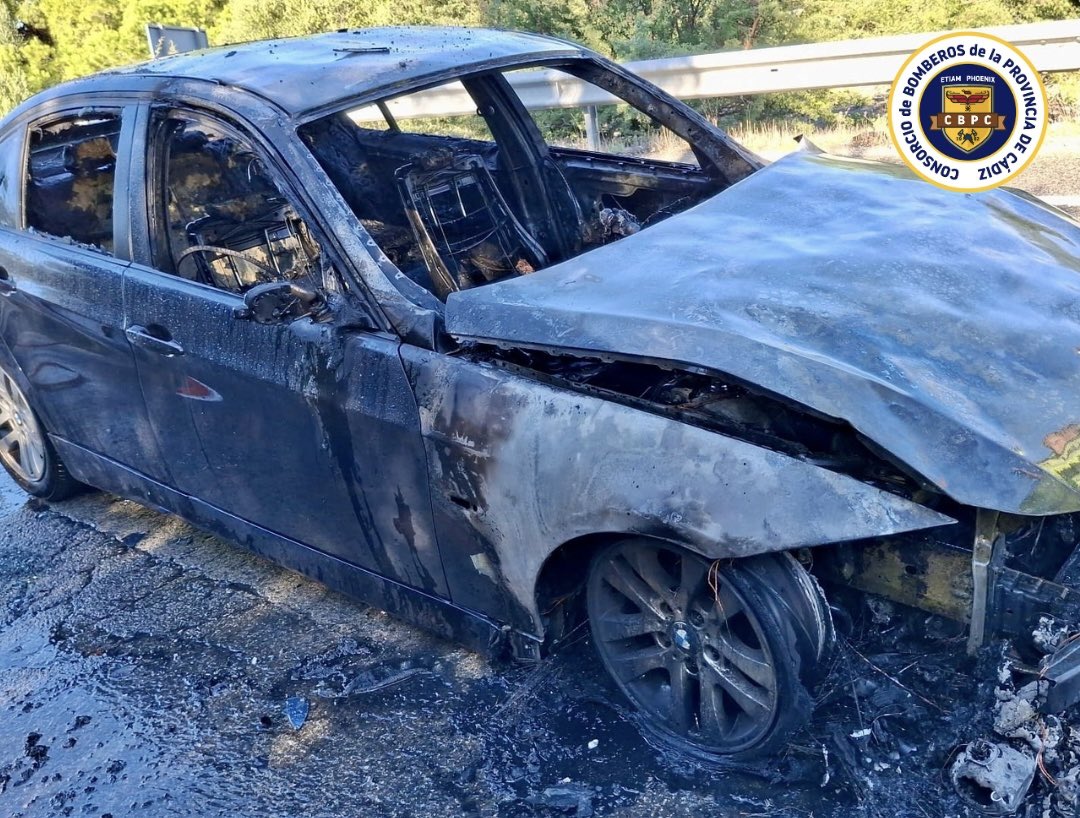 🗓️21/11/25⏰15h

Salida del parque #TresCaminos por incendio de vehículo en Avda. de la Constitución de #PuertoReal
El turismo arde por la parte del motor y forzamos el capó para su extinción 
Sin daños personales 

🚒1 vehículo (R-27)
🧑🏼‍🚒2 efectivos
💦1500 lt 

#CBPC