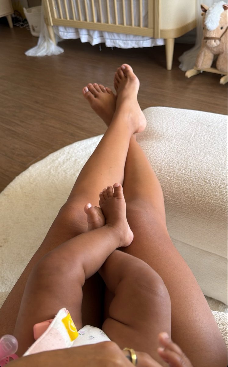 bgnuma's tweet image. Tal mãe, tal filha .

Zuzu de perninha cruzadas igual a mamãe Bru 🥹♥️♥️🥰