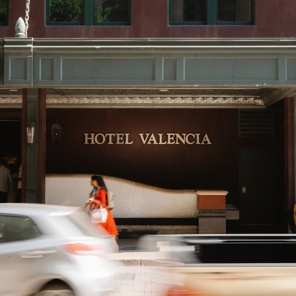 FlicksandFood's tweet image. #Dorrego’s at @HotelValenciaRW  Riverwalk by Valencia Hotel Collection, is holding a Watch Party for the 44th Annual Ford Holiday River Parade on Friday, Nov. 28, from 6 to 9 p.m. Come see the magic that is San Antonio! @VisitSanAntonio @theSARiverWalk 
flicksandfood.com/river-walk-hot…