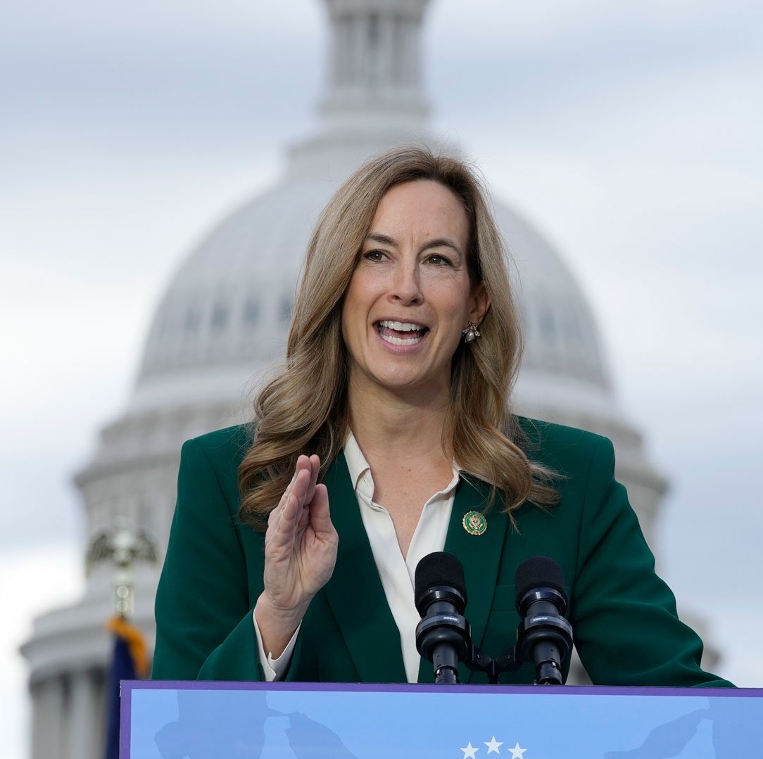 LucasSa56947288's tweet image. WOW! Gov.-elect Mikie Sherrill of New Jersey is floating the possibility that the state withholds federal tax dollars in protest of the Trump administration.

Who agrees with this move? ✋🏾