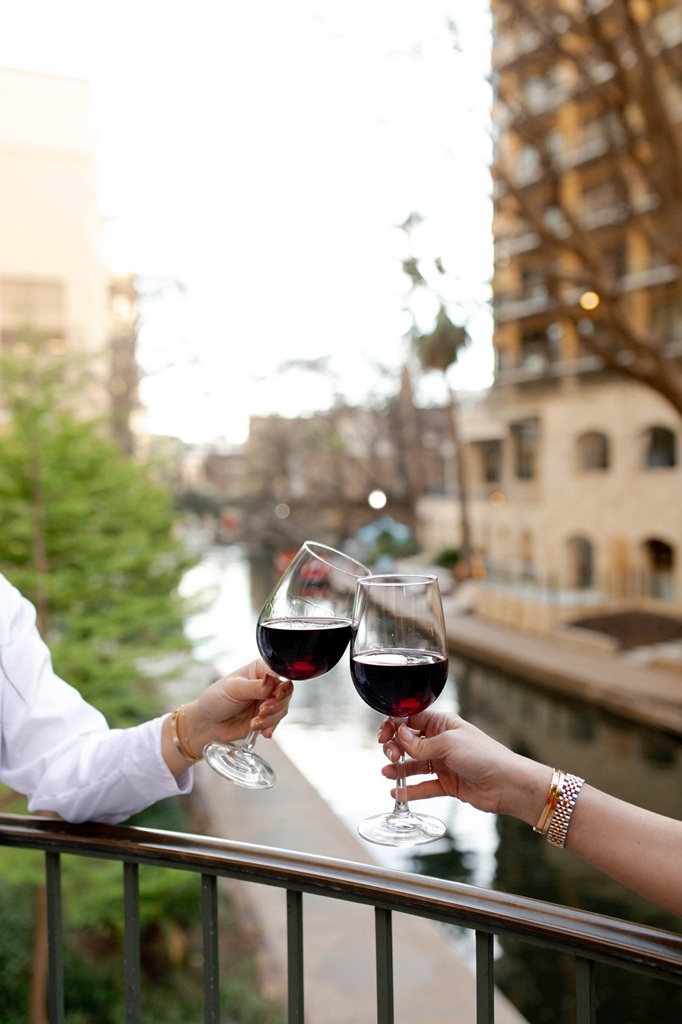 FlicksandFood's tweet image. #Dorrego’s at @HotelValenciaRW  Riverwalk by Valencia Hotel Collection, is holding a Watch Party for the 44th Annual Ford Holiday River Parade on Friday, Nov. 28, from 6 to 9 p.m. Come see the magic that is San Antonio! @VisitSanAntonio @theSARiverWalk 
flicksandfood.com/river-walk-hot…