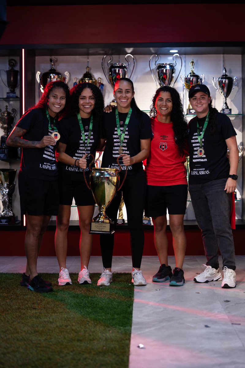 ldacr's tweet photo. Desde el primer título hasta la novena. Ellas cinco han estado en cada copa. ¡Nonacampeonas! X9🏆

Marilenis Oporta, Alexandra Pinell, Viviana Chinchilla, Mariela Campos y Sianyf Agüero. 🥇 https://t.co/bbhXcVrH1G