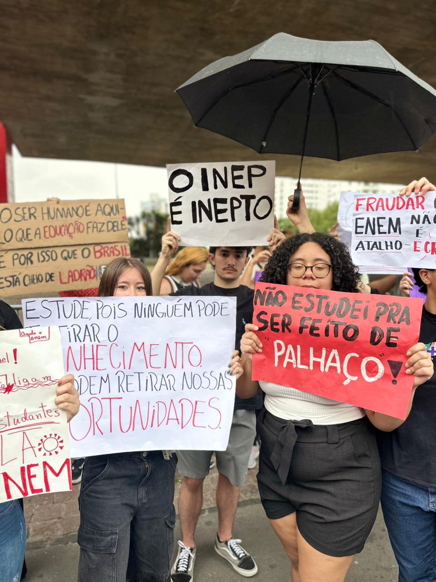 studyre_'s tweet image. Quando a gente ocupa as ruas, não é por espetáculo. É por justiça. É pelo direito de competir em condições reais, sem favorecimentos, sem vazamentos, sem manipulação. O nosso futuro não é barganha!!!
#ANULAENEM 
#ESTUDANTENASRUAS 
#FRAUDENEM