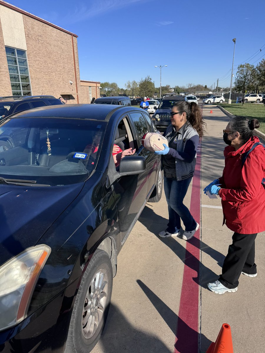 YMLA_Florence's tweet image. YMLA turned into a holiday command center today as we delivered nearly 300 turkeys to Pleasant Grove families.

Huge thanks to Rep. Linda Garcia and Trustee Prisma Garcia for making it possible. @RubyGarzaDISD @LauraRubioGarza @Gray_Ed7