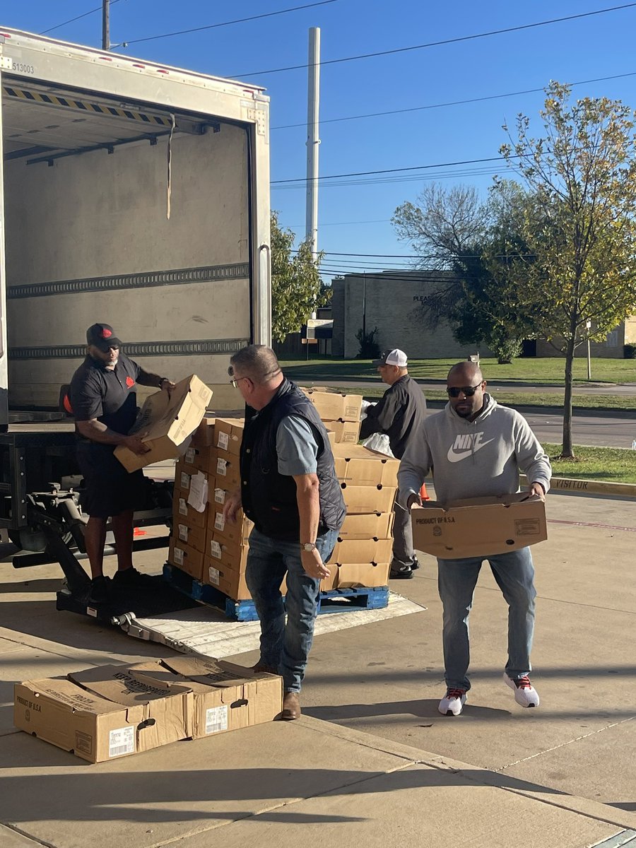 YMLA_Florence's tweet image. YMLA turned into a holiday command center today as we delivered nearly 300 turkeys to Pleasant Grove families.

Huge thanks to Rep. Linda Garcia and Trustee Prisma Garcia for making it possible. @RubyGarzaDISD @LauraRubioGarza @Gray_Ed7