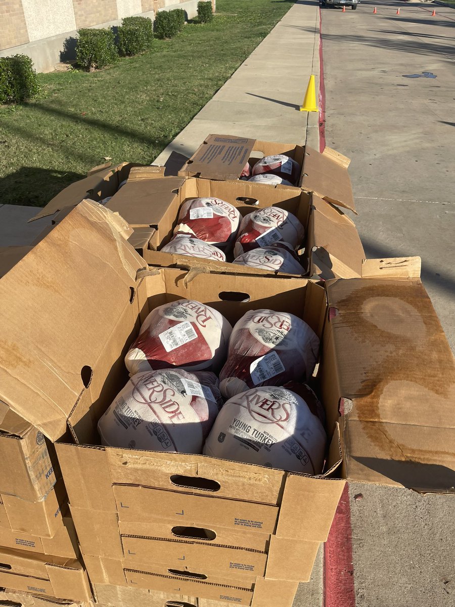 YMLA_Florence's tweet image. YMLA turned into a holiday command center today as we delivered nearly 300 turkeys to Pleasant Grove families.

Huge thanks to Rep. Linda Garcia and Trustee Prisma Garcia for making it possible. @RubyGarzaDISD @LauraRubioGarza @Gray_Ed7