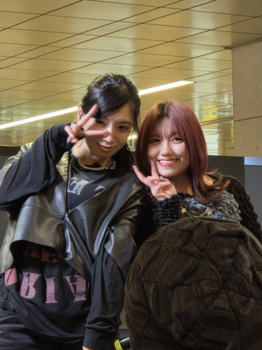 cocoa373369's tweet image. 推しがいる！動画を回せ(ブレブレ)！
ピースしてる！必死で震えを堪えろ！
がこの8秒に詰まっています

#Finally　#Finally宣伝隊　#Rinka　#Tina