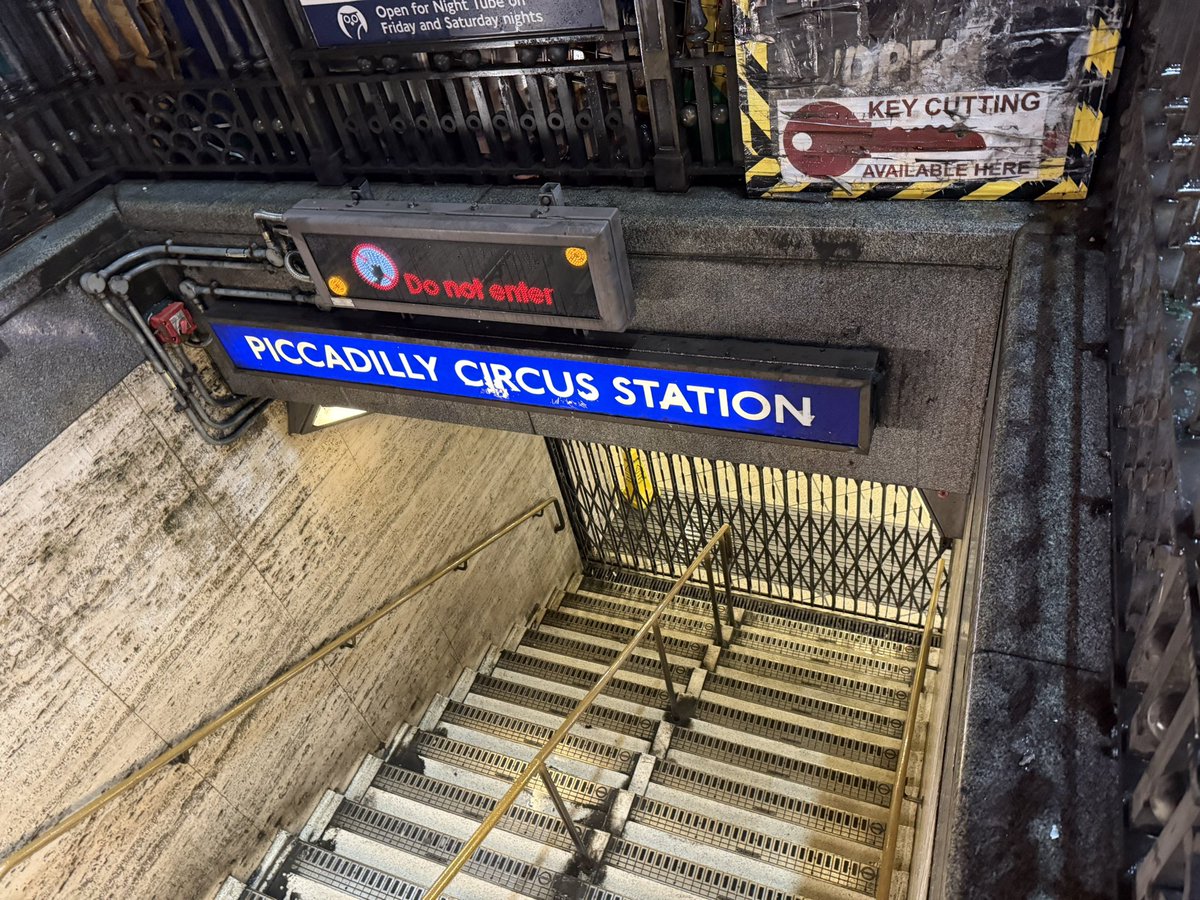 VoteTimBarnes's tweet image. Can confirm the #Soho corner of the West End is absolutely rammed this evening!

Lots of visitors for shows, Christmas shopping and general enjoyment.

Wishing them all a fun night!