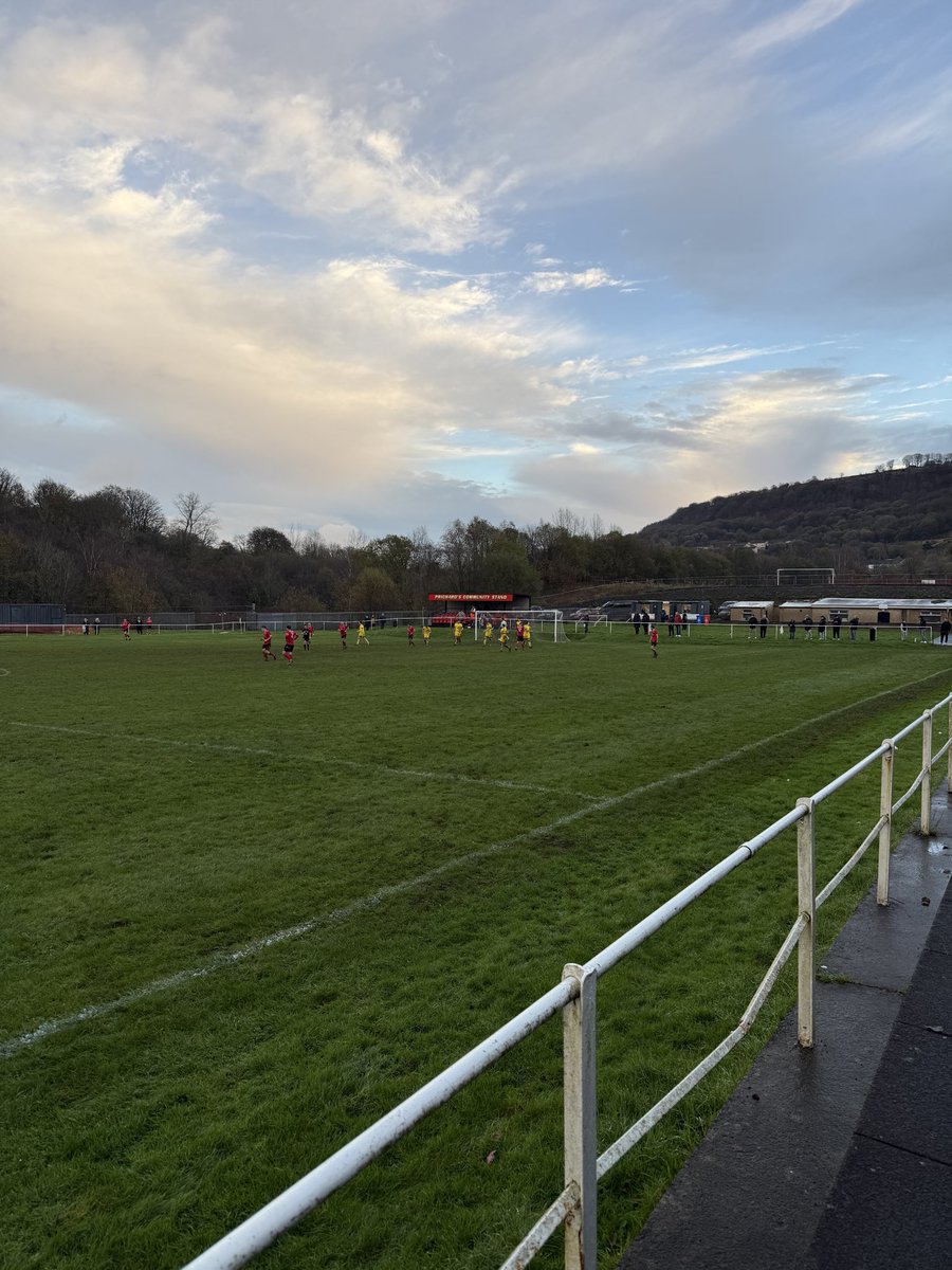 One of the most scenic grounds about 🏴󠁧󠁢󠁷󠁬󠁳󠁿🙌🏻

Game 1 of today between a club in the 3rd tier hosting a team from the level above. 

Penrhiwceiber Rangers 0-3 Gresford Athletic 

🏆 Welsh Cup
🎟️ £5
🏟️ Glasbrook field - 318 ✅
🕰️ 14:00

#groundhopping 
<a href="/Ceiberrangersaf/">Penrhiwceiber Rangers AFC</a> 
<a href="/fooballcymru/">Football Cymru Community 🏴󠁧󠁢󠁷󠁬󠁳󠁿</a>