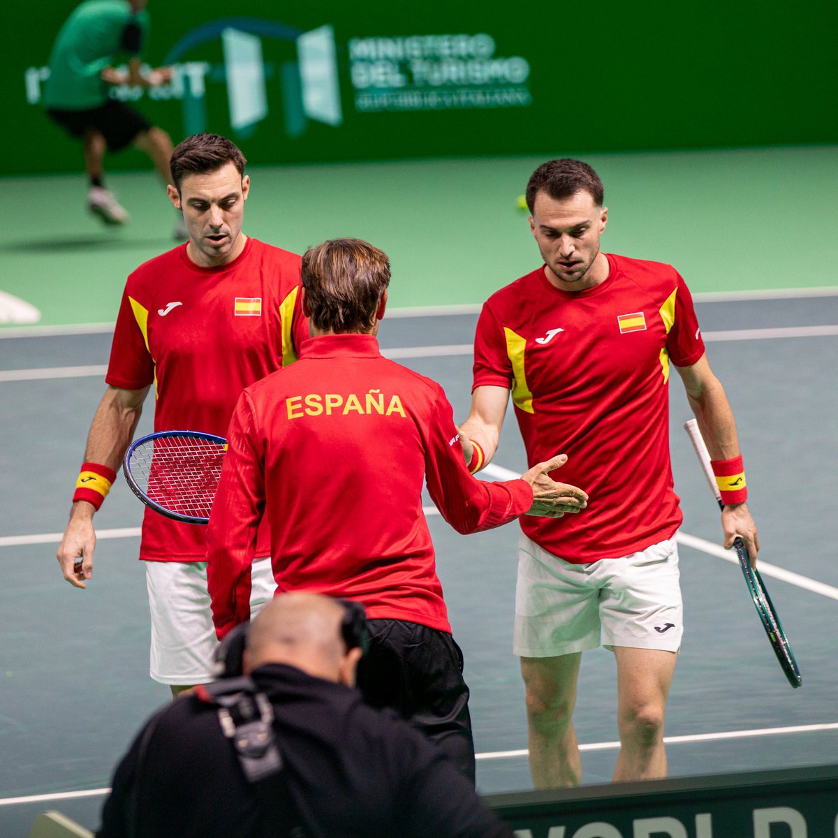 ¡¡¡VAMOOOOS!!! ¡SIIIII!
Cayó el Muro de Berlín. 

Lo han hecho. Marcel Granollers y Pedro Martínez Portero ganan 6-2, 3-6, 6-3 a la pareja alemana y ESPAÑA JUGARÁ LA FINAL DE LA COPA DAVIS. Épico. Climax. Leyendas. 

‘La Davis del pueblo’ a un paso. 
Son increíbles.